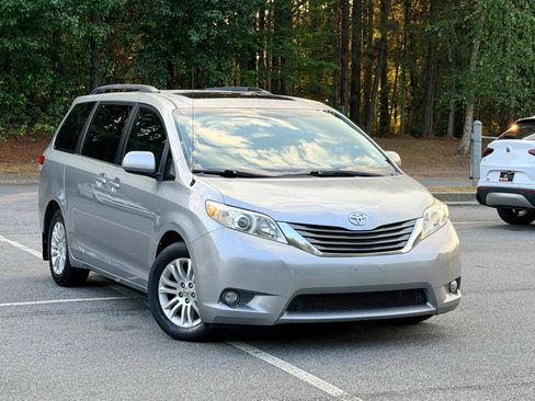 Used 2011 Toyota Sienna XLE FWD image 3