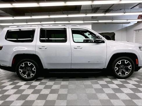 Used 2023 Jeep Wagoneer Series III w/ Preferred Equipment Group AWD/4WD image 16