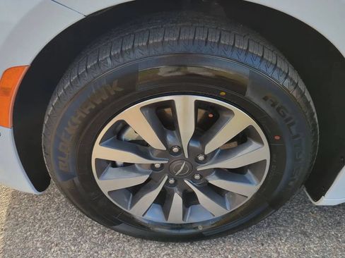 Used 2023 Chrysler Pacifica Limited FWD image 10