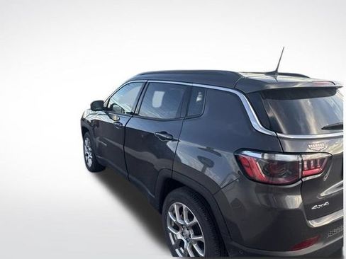 Used 2024 Jeep Compass Latitude AWD/4WD image 2