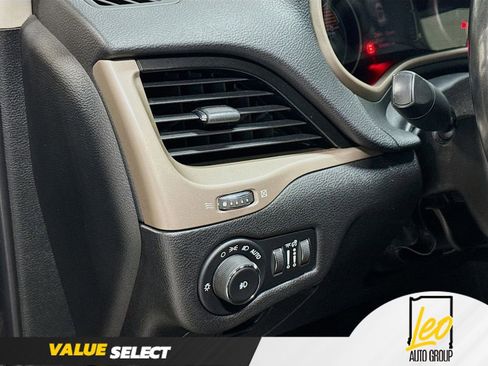 Used 2017 Jeep Cherokee Latitude w/ Cold Weather Group FWD image 10