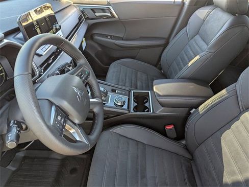 New 2025 Mitsubishi Outlander SE image 11