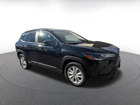 Used 2025 Toyota Corolla Cross LE image 2