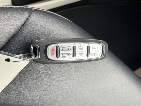 Used 2024 Chrysler Pacifica Touring-L image 39