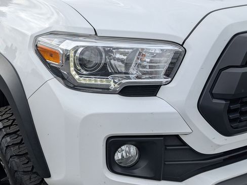 Used 2017 Toyota Tacoma TRD Off-Road w/ Premium & Technology Package AWD/4WD image 10
