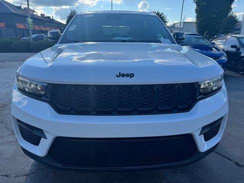 Used 2023 Jeep Grand Cherokee Altitude AWD/4WD image 8