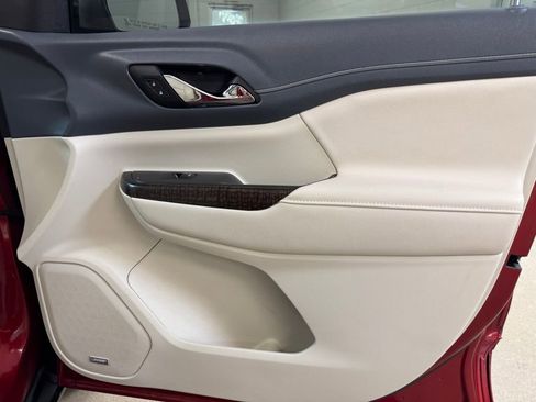 Used 2021 GMC Acadia Denali w/ Denali Technology Package image 32