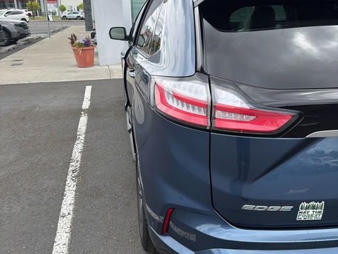 Used 2019 Ford Edge Titanium w/ Equipment Group 301A AWD/4WD image 12