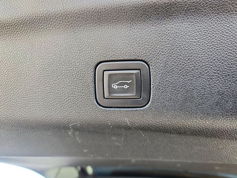 Used 2025 Chevrolet Suburban Premier image 38