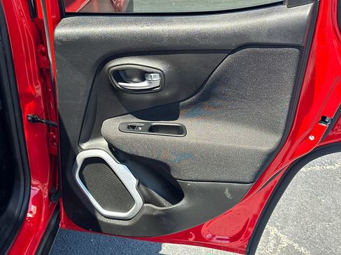 Used 2018 Jeep Renegade Latitude AWD/4WD image 16
