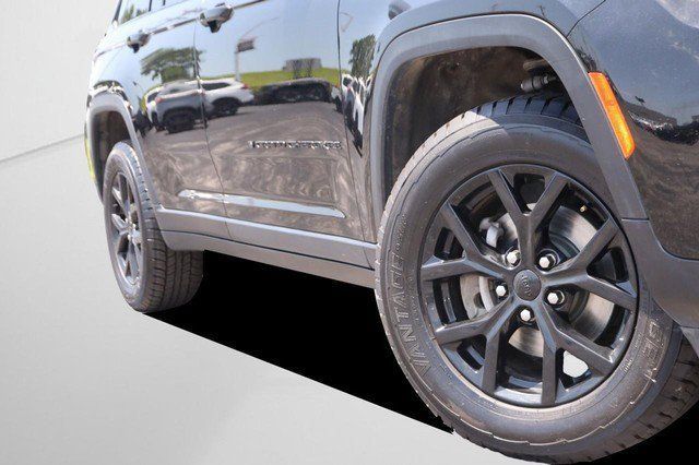 Used 2024 Jeep Grand Cherokee Altitude AWD/4WD image 5