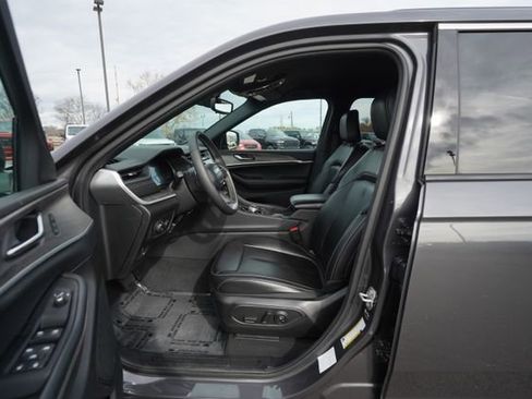 Used 2024 Jeep Grand Cherokee Limited image 11