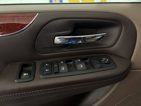 Used 2013 Chrysler Town & Country Touring image 19