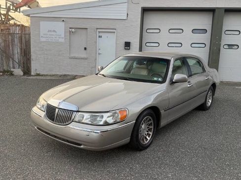 Used 2001 Lincoln Town Car Signature image 2