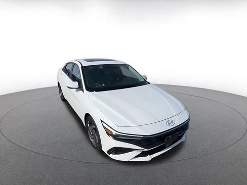 Used 2025 Hyundai Elantra Limited image 3