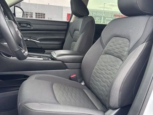 Used 2025 Nissan Pathfinder SV w/ SV Premium Package image 9