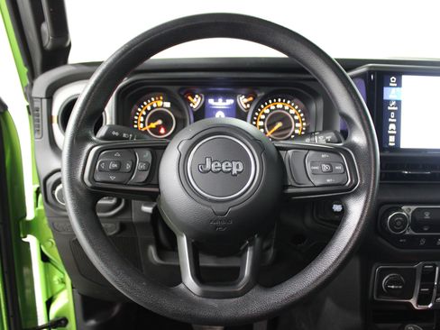 Used 2025 Jeep Gladiator Sport AWD/4WD image 9