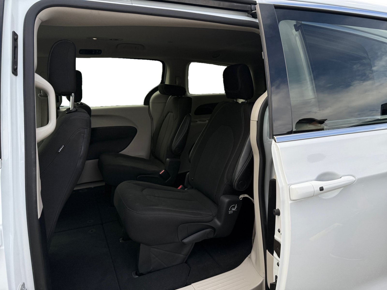 Used 2022 Chrysler Voyager LX FWD image 16
