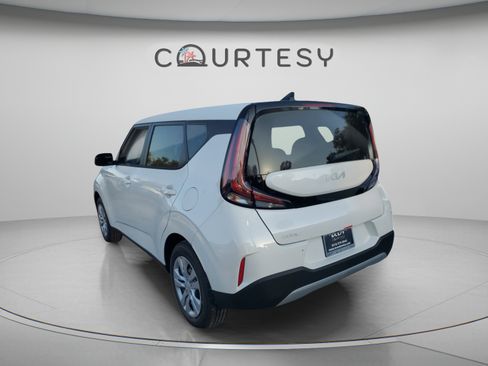 Used 2025 Kia Soul LX FWD image 2