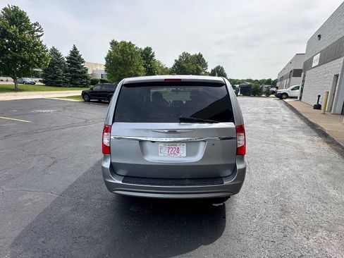Used 2015 Chrysler Town & Country S FWD image 6
