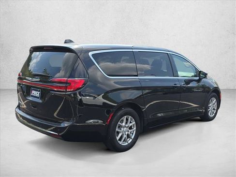 Used 2025 Chrysler Pacifica Select FWD image 5