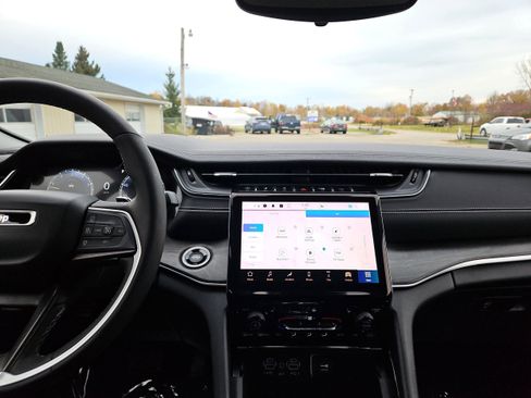 Used 2023 Jeep Grand Cherokee Limited image 18