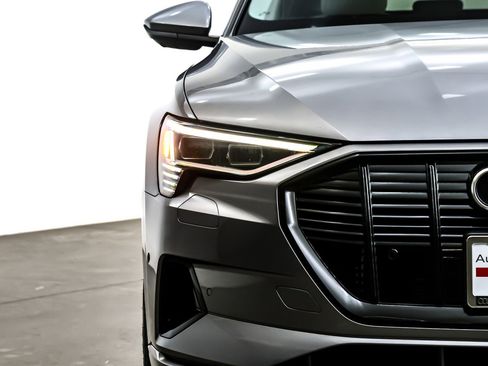 Used 2022 Audi e-tron Premium w/ Convenience Plus Package image 15
