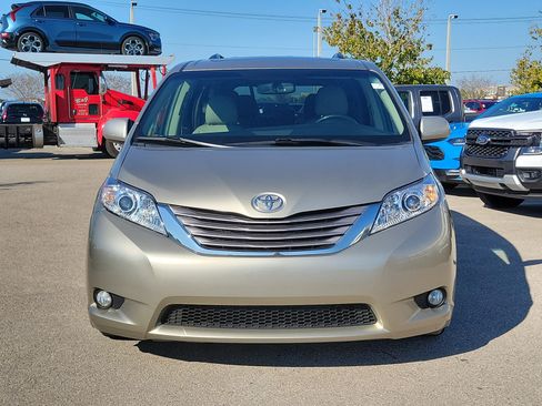 Used 2017 Toyota Sienna XLE Premium image 2