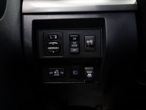 Used 2019 Toyota Tundra SR5 w/ SR5 Convenience Package image 29