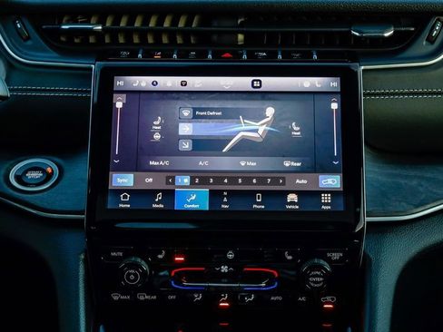 New 2025 Jeep Grand Cherokee Limited w/ Black Appearance Package image 17