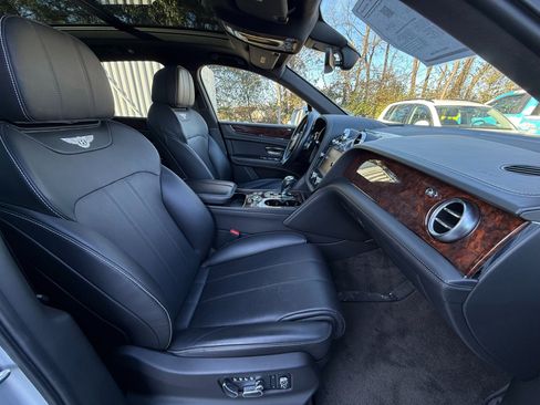 Used 2018 Bentley Bentayga image 16