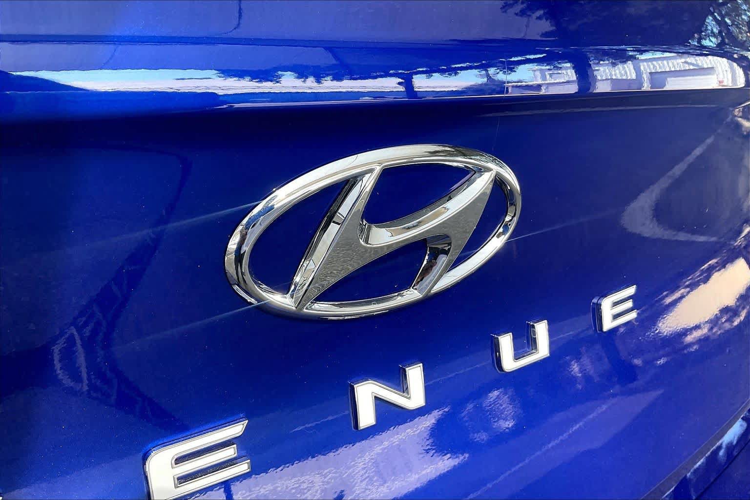 Certified 2025 Hyundai Venue SEL FWD image 31