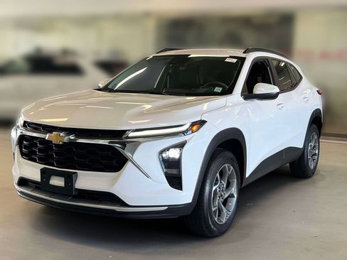 Used 2024 Chevrolet Trax LT FWD image 2