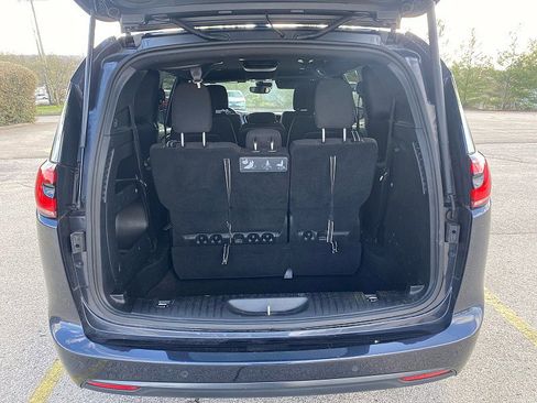 Used 2021 Chrysler Pacifica Touring w/ S Appearance Package image 9