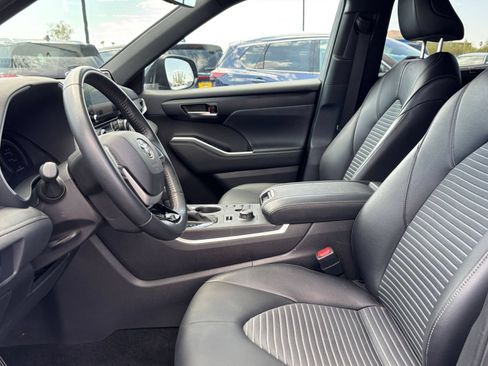 Used 2025 Toyota Highlander XSE AWD/4WD image 27