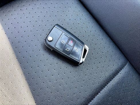 Used 2020 Volkswagen Tiguan SE image 30