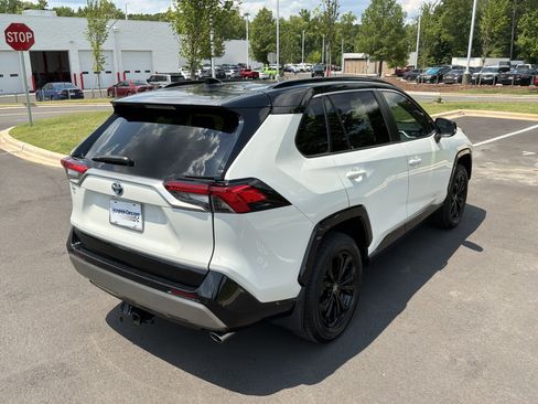 Used 2022 Toyota RAV4 XSE AWD/4WD image 10