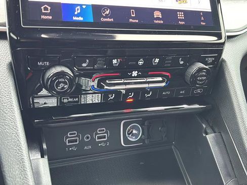 New 2025 Jeep Grand Cherokee L Limited w/ Luxury Tech Group II AWD/4WD image 33