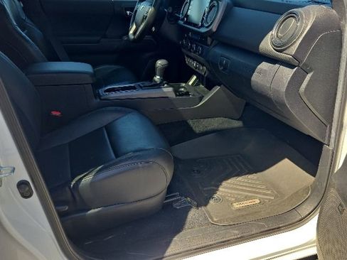 Used 2022 Toyota Tacoma TRD Sport w/ TRD Premium Sport Package AWD/4WD image 9