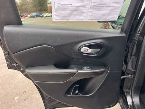 Used 2017 Jeep Cherokee Limited image 15