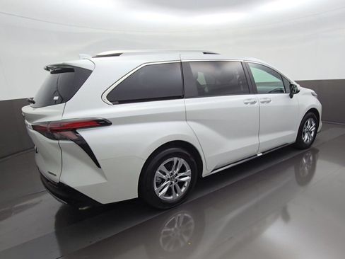 Certified 2025 Toyota Sienna Limited FWD image 10