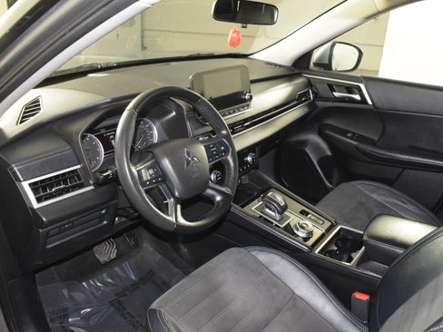 Used 2023 Mitsubishi Outlander SE image 2