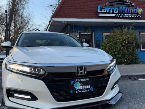 Used 2018 Honda Accord Touring image 2