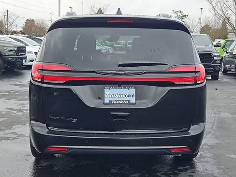 New 2026 Chrysler Pacifica Select w/ S Appearance Package image 5