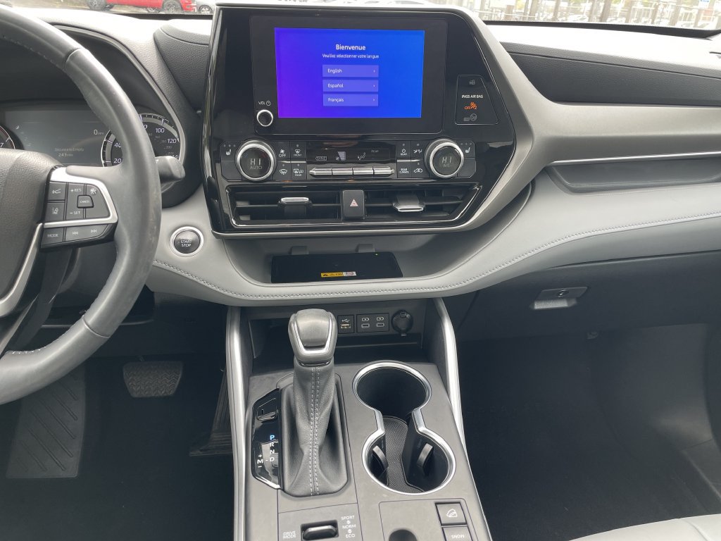 Used 2024 Toyota Highlander XLE AWD/4WD image 18