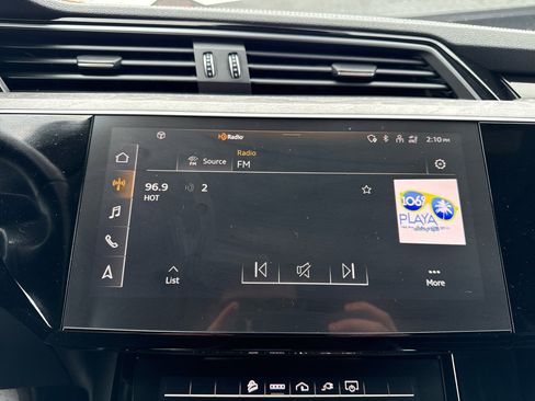 Used 2022 Audi e-tron Premium w/ Convenience Plus Package image 46