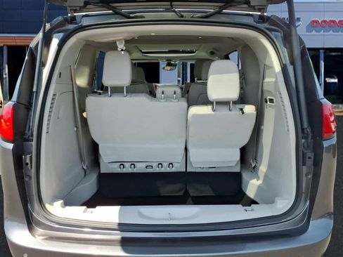 Used 2017 Chrysler Pacifica Limited w/ UConnect Theater Package FWD image 6