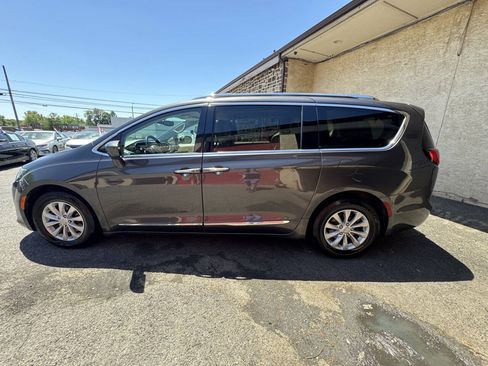 Used 2019 Chrysler Pacifica Touring-L FWD image 3