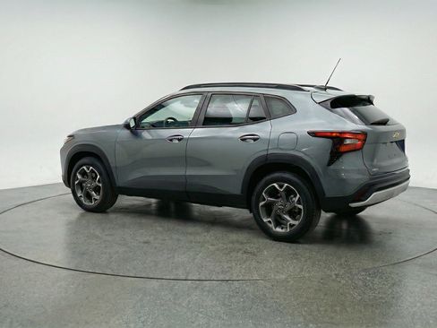 Used 2025 Chevrolet Trax LT FWD image 6
