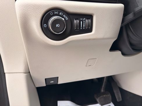 Used 2022 Chrysler Pacifica Touring-L image 24